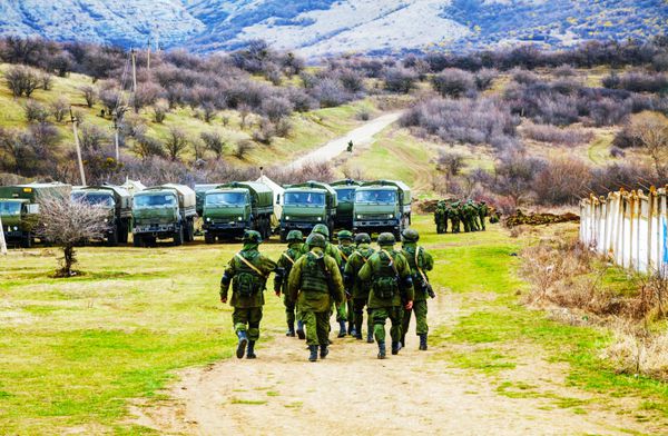 PEREVALNE اوکراین - 5 مارس سربازان روسی در 5 مارس 2014 در Perevalne اوکراین راهپیمایی کردند در 28 فوریه 2014 نیروهای نظامی روسیه به شبه جزیره کریمه حمله کردند