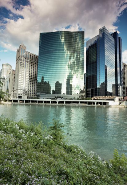 ساختمان‌های شیکاگو و رودخانه شیکاگو در هنگام غروب آفتاب دیده می‌شوند