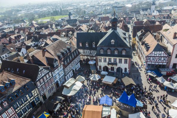 GELNHAUSEN آلمان - 9 مارس مردم از بیست و چهارمین جشنواره Barbarossamarkt در 9 مارس 2014 در Gelnhausen آلمان لذت می برند این رویداد سالانه 4 روز طول می کشد و در سراسر شهر برگزار می شود