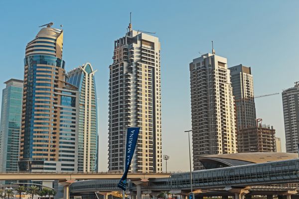 دبی امارات - 2 نوامبر ساختمان های مدرن در دبی در 2 نوامبر 2013 دبی امارات دبی بین سال های 2002 تا 2008 سریع ترین شهر در حال توسعه جهان بود