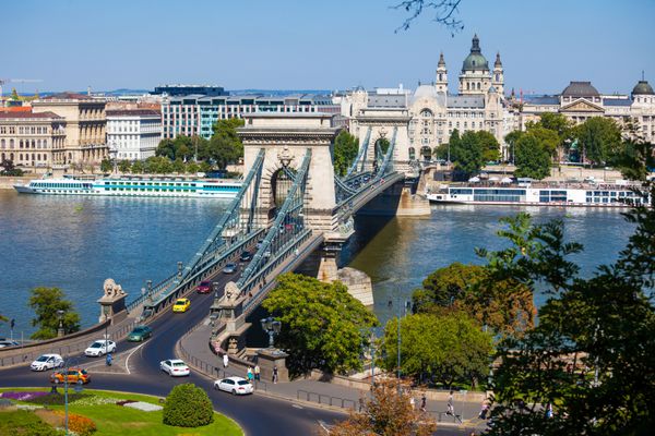 بوداپست مجارستان - 2 آگوست نمایی از پل زنجیره ای Szechenyi در 2 اوت 2013 در بوداپست