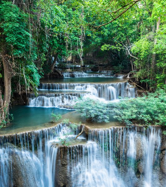 آبشار جنگلی عمیق در Huay Mae Kamin