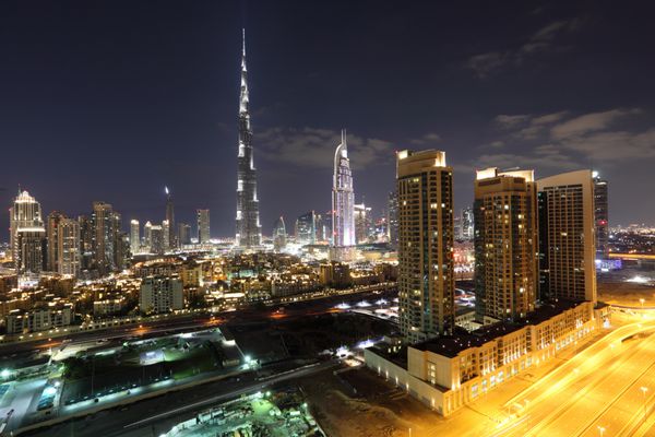 دبی امارات - 28 دسامبر برج خلیفه و مرکز شهر دبی در غروب 28 دسامبر 2013 در دبی امارات متحده عربی