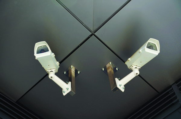 دو دوربین مداربسته نصب شده بر روی سقف فضای باز