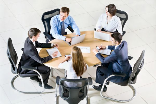 افراد تجاری تیم تجاری که روی پروژه تجاری خود با هم در دفتر کار می کنند