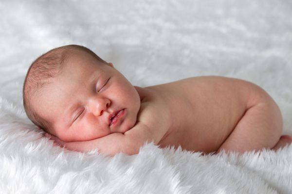 نوزاد تازه متولد شده در خواب آرام