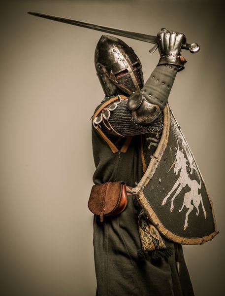 شوالیه قرون وسطی با شمشیر و سپر