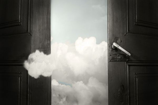 پس‌زمینه سورئال هنری که نمایانگر دری باز شده با آسمان و ابری است که وارد می‌شود