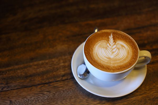 قهوه لاته آرت روی پس زمینه چوبی