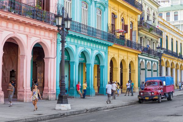 هاوانا-21 ژوئن منظره خیابانی معمولی با مردم و ساختمان های رنگارنگ در 21 ژوئن 2013 در هاوانا با بیش از 2 میلیون نفر جمعیت هاوانا پایتخت کوبا و بزرگترین شهر در دریای کارائیب است