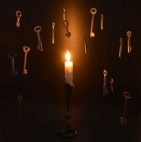 شمع تک سوز در شمعدان با کلیدهای فلزی آویزان