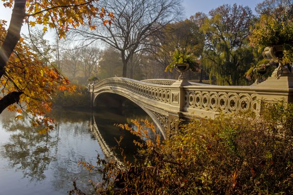 پل کمانی در سنترال پارک پاییز شهر نیویورک