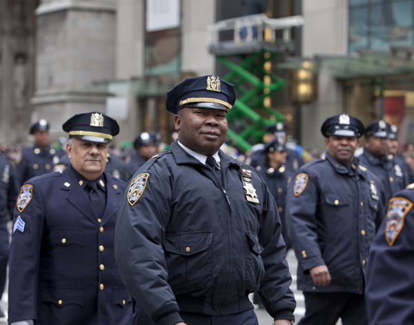 نیویورک نیویورک ایالات متحده آمریکا - 16 مارس پلیس در رژه روز سنت پاتریک در 16 مارس 2013 در شهر نیویورک ایالات متحده