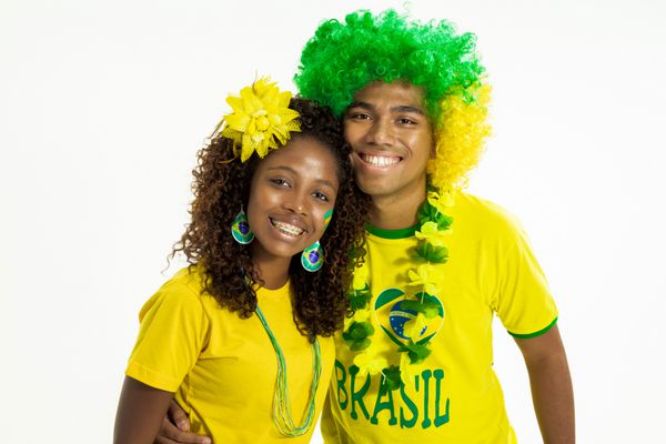 زوج برزیلی با لباس سبز و زرد برزیلی که برای کشور شما ریشه دوانده اند