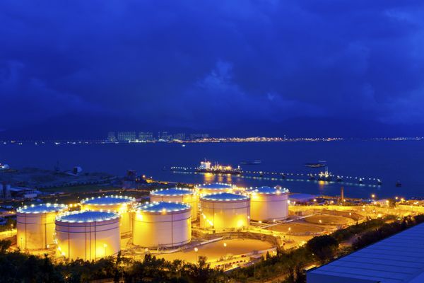 مخازن بزرگ نفت صنعتی در یک پالایشگاه در شب