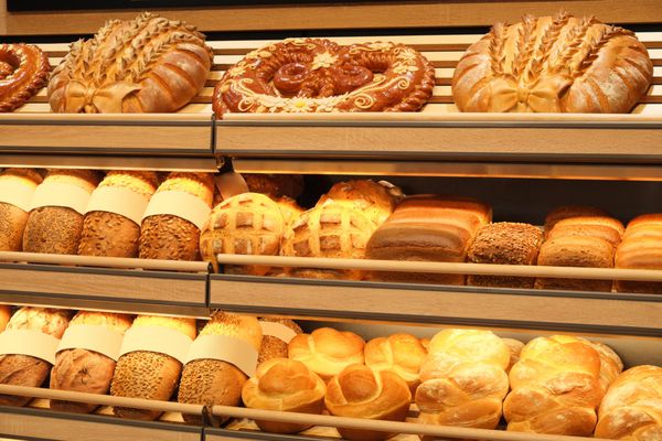 تصویر انواع مختلف نان تازه پخته شده