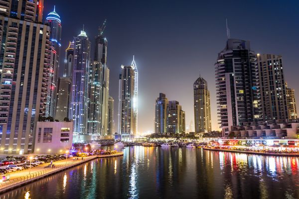 دبی امارات متحده عربی - 13 نوامبر صحنه شبانه مرکز شهر دبی با چراغ های شهر شهر جدید لوکس با فناوری پیشرفته در خاورمیانه منظره شهری دبی مارینا در 13 نوامبر 2012 در دبی امارات
