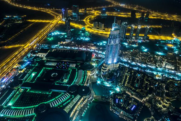 دبی امارات - 13 نوامبر آدرس هتل و دریاچه برج دبی در دبی این هتل 63 طبقه است و دارای 196 اتاق مجلل و 626 اقامتگاه خدماتی است که در 13 نوامبر 2012 در دبی گرفته شده است