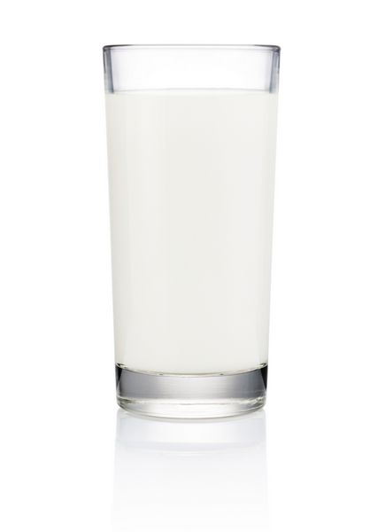 لیوان شیر تازه جدا شده در زمینه سفید