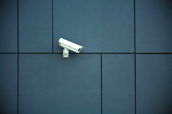 دوربین امنیتی در ساختمان مدرن تاریک مفهوم فناوری