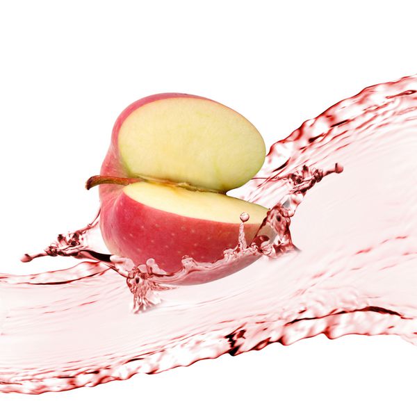 برش های سیب قرمز با پاشیدن آب سیب