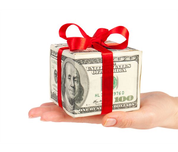 دلار مفهومی پول به شکل جعبه هدیه در دست جدا شده روی سفید