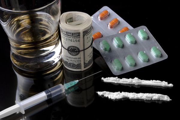 مواد مخدر و قرص پول آسان برای فروشنده جوان