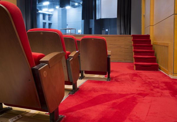 صندلی های قرمز در یک تئاتر و اپرا