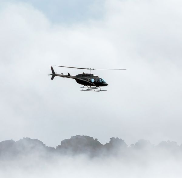 هلیکوپتر بالای فلات Roraima tepui - ونزوئلا آمریکای لاتین