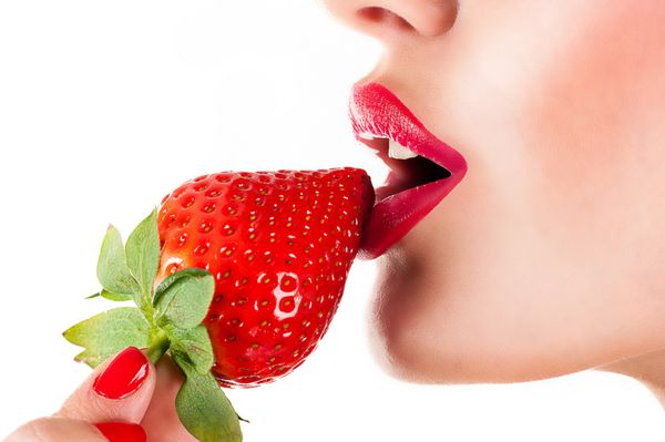 زن در حال خوردن توت فرنگی لبهای حساس قرمز