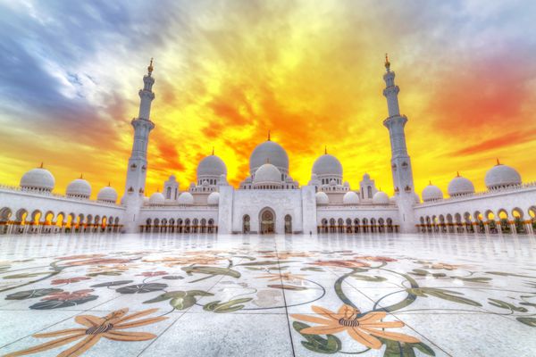 مسجد جامع شیخ زاید در ابوظبی در غروب آفتاب امارات