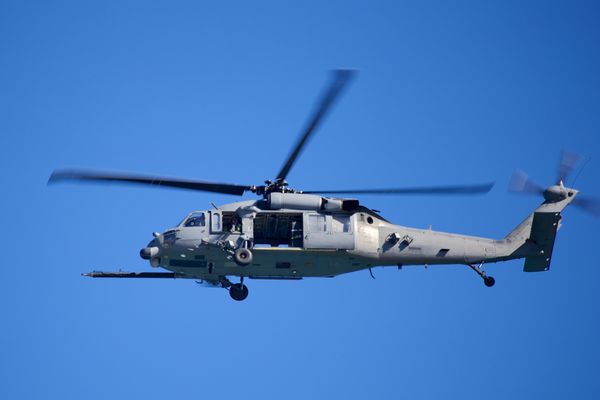 هلیکوپتر نیروی هوایی تصویر هلیکوپتر نیروی هوایی ایالات متحده در حال پرواز بر فراز اقیانوس اطلس در برابر آسمان آبی