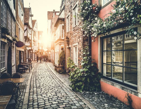 شهر قدیمی در اروپا در غروب آفتاب با جلوه فیلتر سبک قدیمی اینستاگرام
