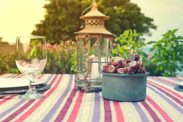 طبیعت بی جان میوه چراغ رمضان و خرما