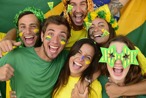 گروه شادی از طرفداران فوتبال ورزشی برزیلی که با هم پیروزی را جشن گرفتند