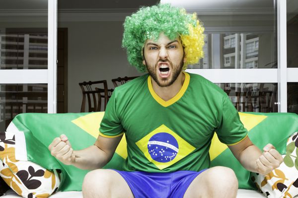 هوادار برزیلی در خانه جشن می گیرد