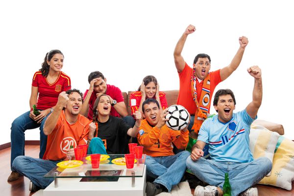 جام جهانی گروهی از دوستان مسابقه فوتبال را جشن می گیرند
