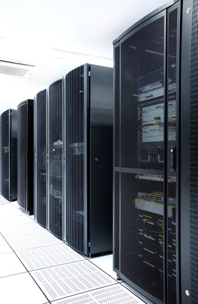 سرورها و سخت افزارهای سیاه در یک مرکز داده اینترنتی