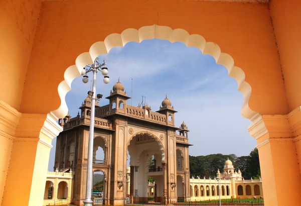ورودی قصر با شکوه میسور از یک طاق این کاخ یک بنای تاریخی است که در میسور در جنوب کارناتاکا هند واقع شده است و یک جاذبه گردشگری عظیم است