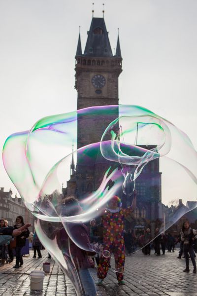پراگ جمهوری چک - 8 مارس 2014 - دلقک حباب های بزرگی در میدان شهر قدیمی ایجاد می کند