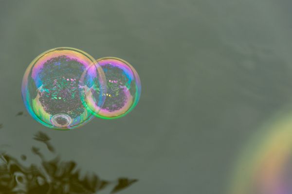 رنگین کمان از حباب دمنده حباب می زند