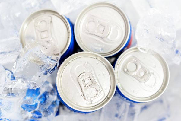قوطی های نوشابه در یخ با تراکم - قوطی نوشیدنی