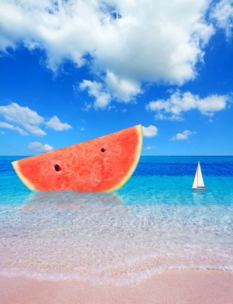هندوانه بزرگ در کنار ساحل صورتی