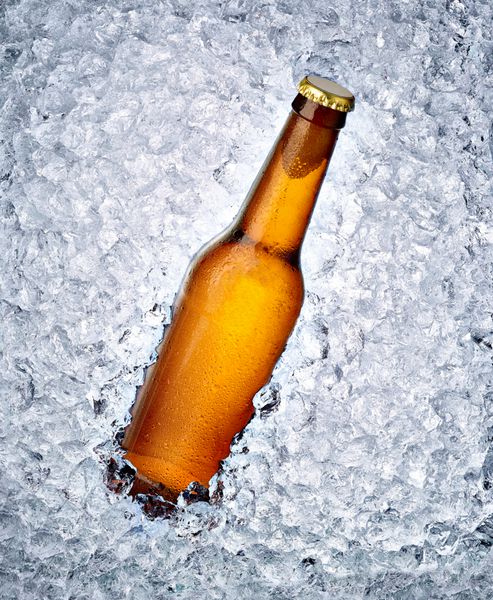 نزدیک بطری آبجو در یخ
