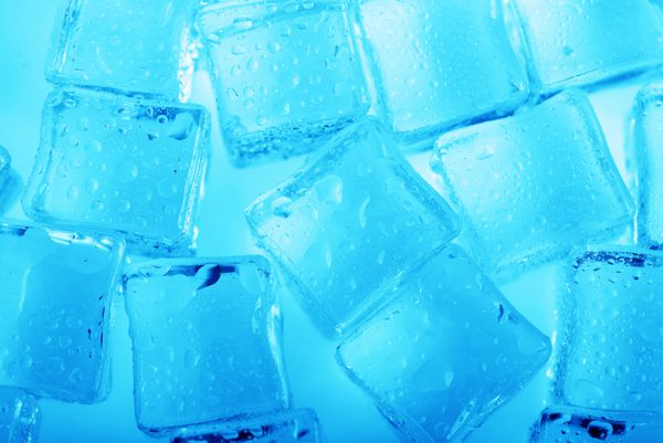 مکعب های یخ شفاف شفاف از نزدیک