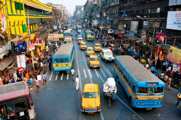کلکته هند - 20 ژانویه خطوط تاکسی ها و اتوبوس های زرد سفیر در جاده شهر در 20 ژانویه 2013 در کلکته هند کلکته دارای تراکم 814 80 وسیله نقلیه در هر کیلومتر طول جاده است
