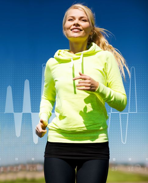 مفهوم تناسب اندام ورزش تمرین و سبک زندگی - دونده زن خندان در حال دویدن در فضای باز