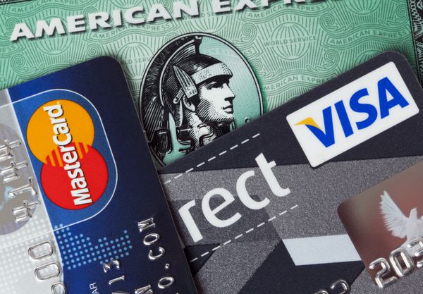 راتینگن آلمان - 21 ژوئن 2011 عکس استودیویی نزدیک از کارت های اعتباری صادر شده توسط سه برند بزرگ American Express VISA و MasterCard