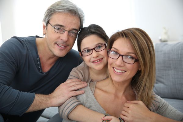 پرتره خانواده 3 نفره با عینک