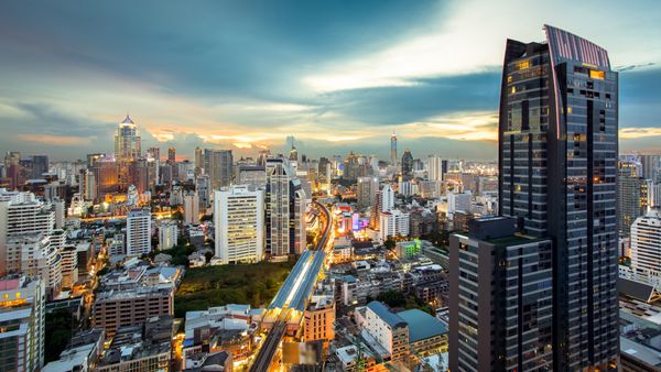 منظره شهر بانکوک منطقه تجاری با ساختمان مرتفع در هنگام غروب بانکوک تایلند
